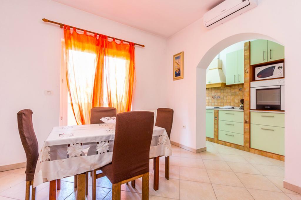 Apartment Mirjana プーラ 部屋 写真
